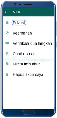 Bagaimana cara mengaktifkan fitur fingerprint lock / kunci sidik jari di WhatsApp Android dengan mudah ? pihak WhatsApp akhir-akhir ini mengembangkan banyak fitur dimulai dari menambah kontak dengan scan QR Code, mode gelap, anti salah kirim foto dan yang paling baru adalah fingerprint lock.