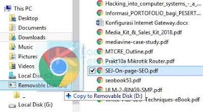 Cara keempat ini juga hampir sama dengan cara ketiga di atas. Bedanya, cara ini akan lebih menghemat waktu karena Anda cukup menarik kemudian melepaskan file ke flashdisk Anda. Namun cara ini memiliki keunggulan seperti cara pertama dan kedua, yaitu dapat memindahkan file ke folder yang Anda inginkan.
