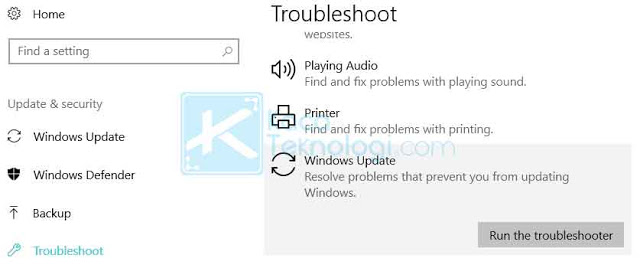 Masuk ke Pengaturan → Update & Security → Troubleshooter → pilih Windows Update dan jalankan Troubleshooter.