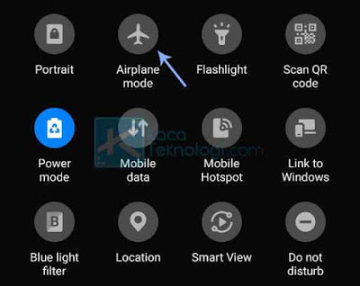 Pada bagian top bar Android, silakan Anda tarik ke bawah sampai menemukan tombol Airplane Mode. Klik dan aktifkan Airplane Mode beberapa saat kemudian aktifkan kembali.